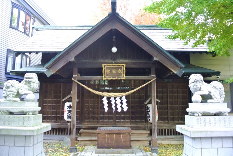 水天宮（札幌水天宮）の社殿と狛犬