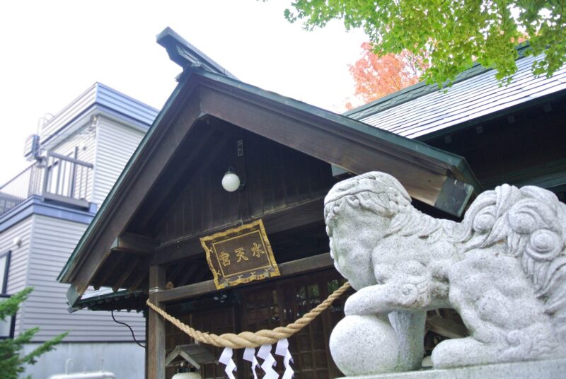 水天宮（札幌水天宮）の社殿と狛犬