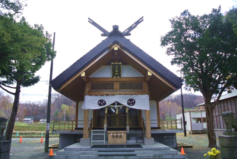 石山神社の社殿
