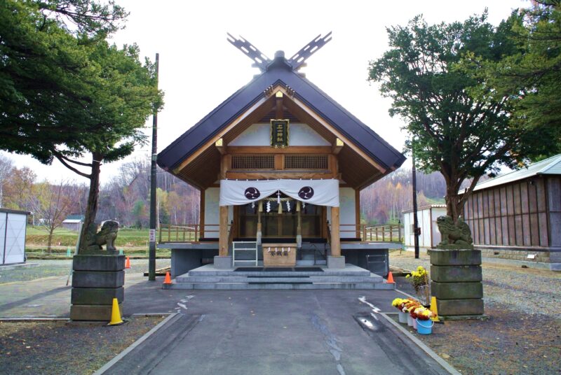 石山神社の社殿と狛犬