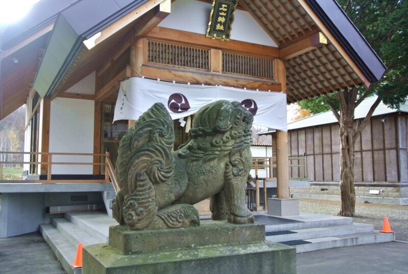 狛犬と石山神社の社殿