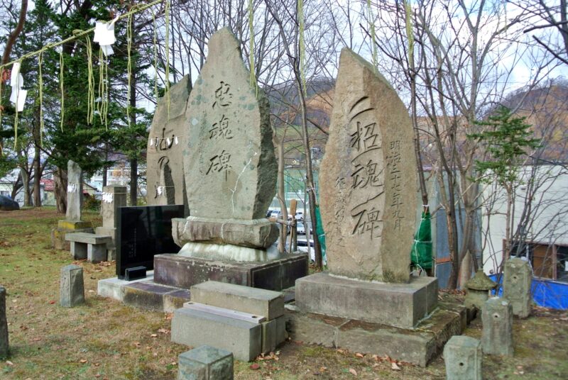 石山神社の招魂碑と忠魂碑
