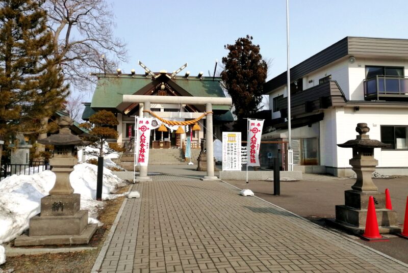 烈々布神社の参道