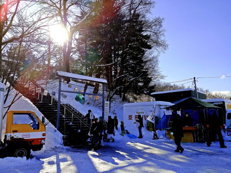 初詣の石山神社の石段