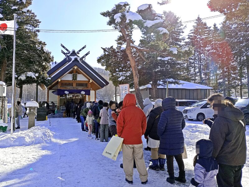 初詣の石山神社境内