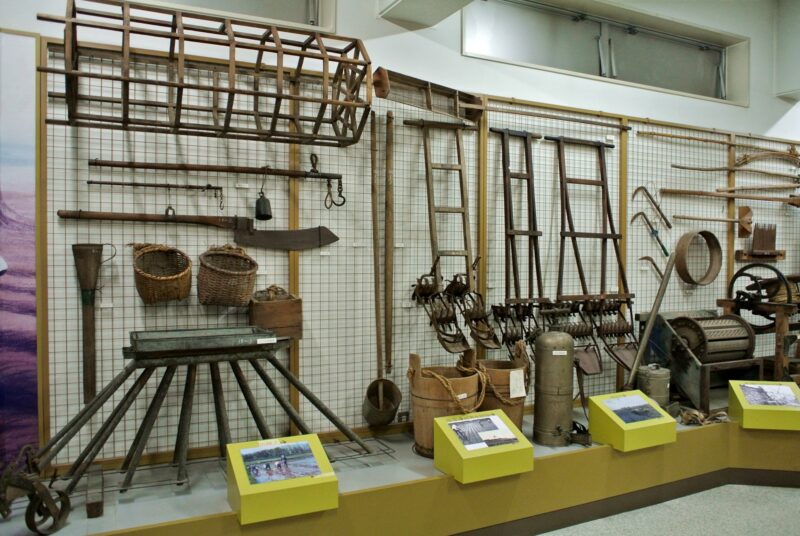 屯田郷土資料館に展示の稲作に使用した農機具