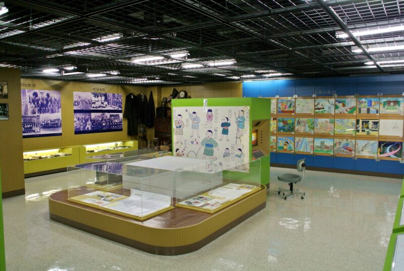 屯田郷土資料館の2階展示室全景