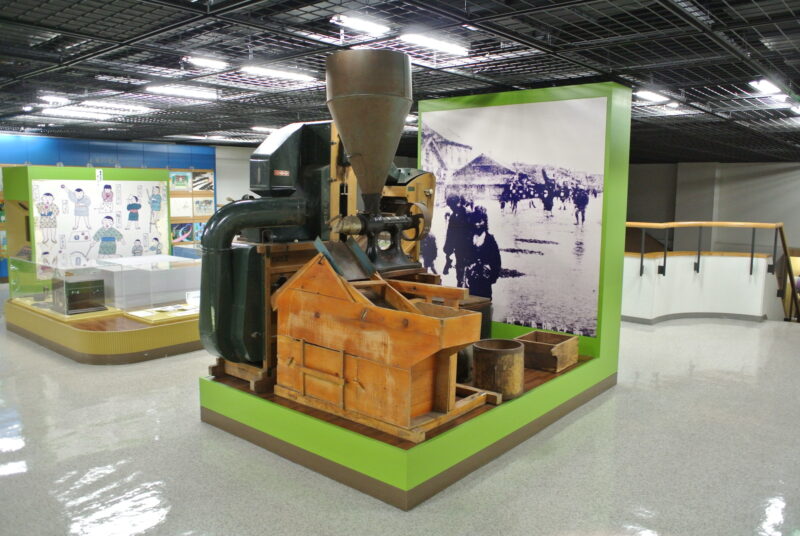 屯田郷土資料館に展示の全自動籾すり機