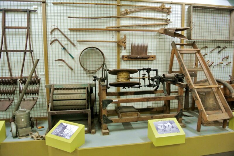 屯田郷土資料館の稲の乾燥や脱穀・籾すりに使用した道具の展示