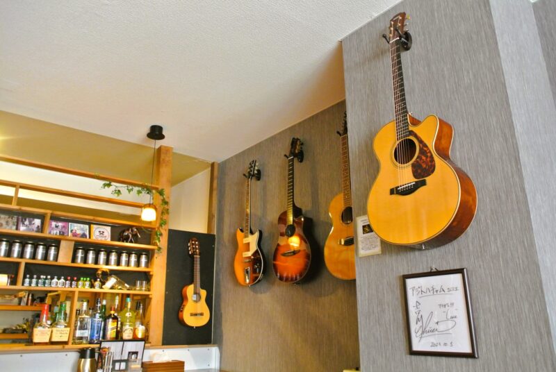 アジトハチャムの壁面に飾られたギター