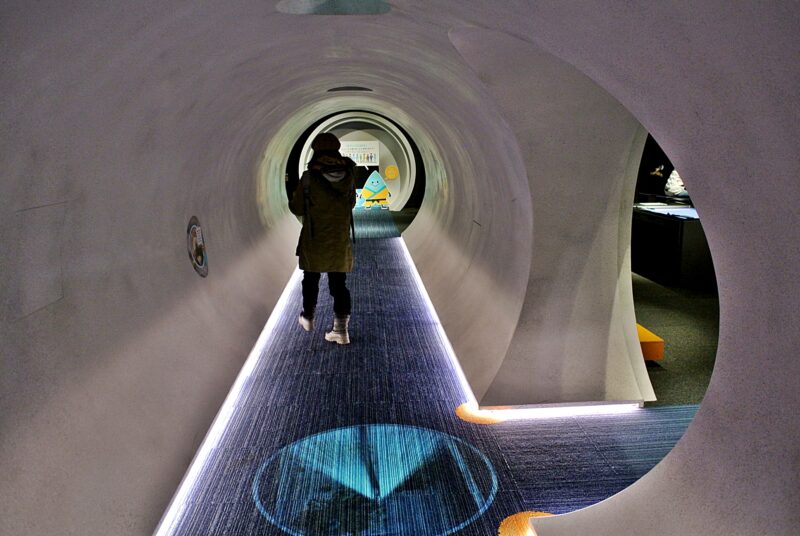 札幌市下水道科学館2階に展示の実物大の下水道管