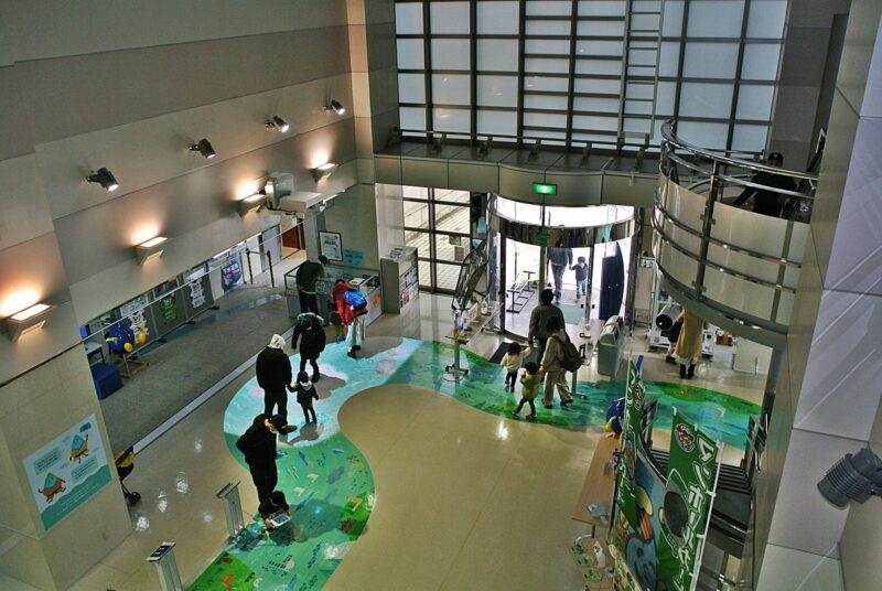 札幌市下水道科学館の1階エントランスを2階から見下ろす