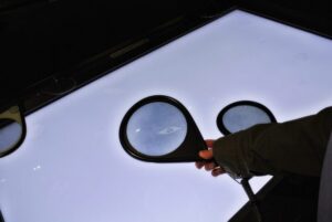 札幌市下水道科学館2階の下水の汚れを分解する微生物を探す展示