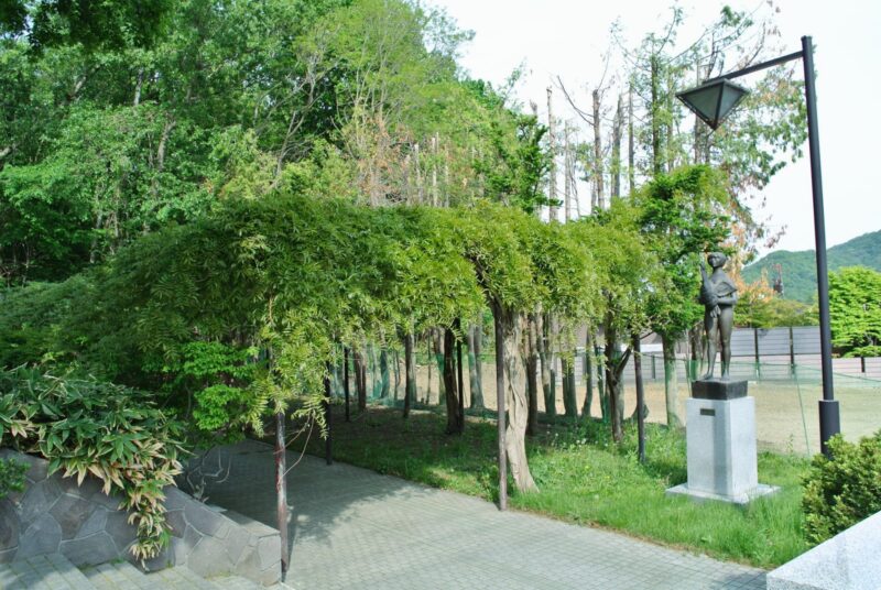 宮の森緑地の入口（彫刻美術館側）