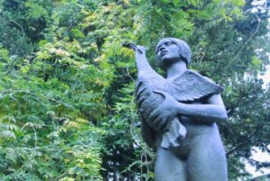本郷新作「鳥を抱く女」