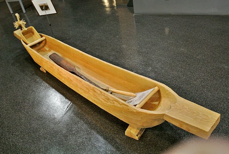 札幌市アイヌ文化交流センター（サッポロピリカコタン）に展示の丸木舟