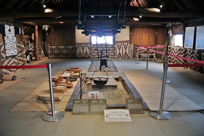 札幌市アイヌ文化交流センター（サッポロピリカコタン）のチセ（家屋）の屋内