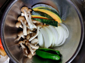 野菜の具材（カボチャ、玉ねぎ、シメジ、ピーマン）