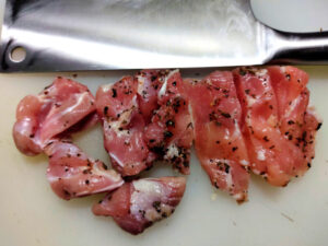 鶏もも肉をカットする