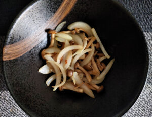 炒めた玉ねぎとシメジ