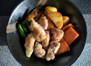 焼けた鶏肉を器に盛り付ける