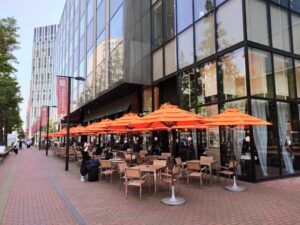 赤レンガテラスのテラス席
