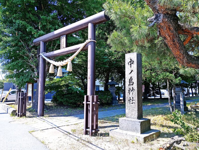 中の島神社の鳥居と社号標