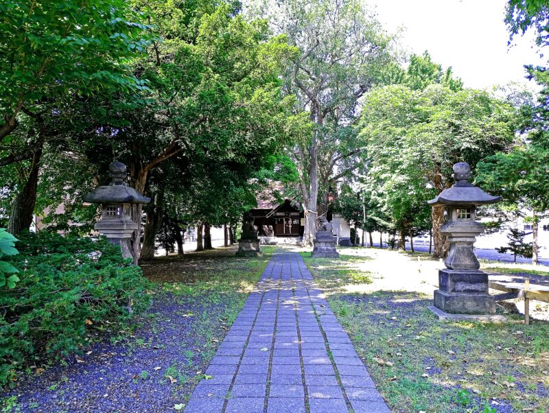 中の島神社の境内