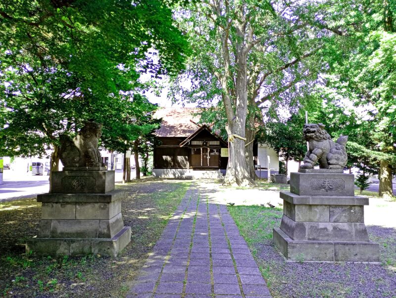 中の島神社の境内