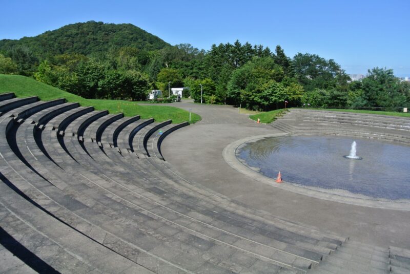 旭山記念公園の噴水広場の円形ベンチ