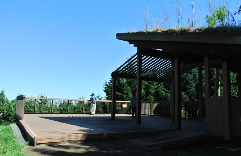 旭山記念公園の展望デッキの内部の様子