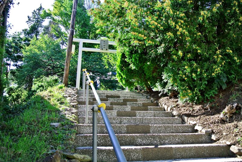 界川神社の石段と鳥居