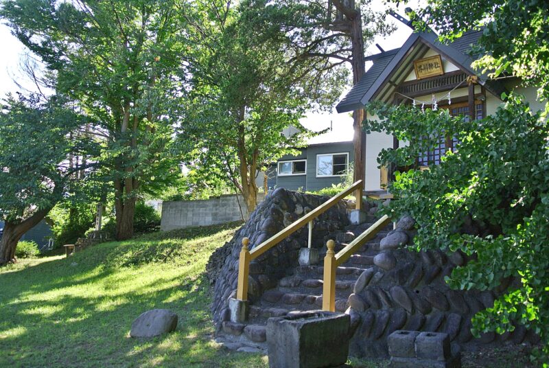 界川神社の社殿と馬頭観音碑