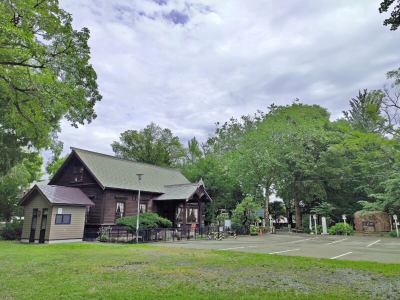 新琴似屯田兵中隊本部の建物と前庭（新琴似神社の駐車場）