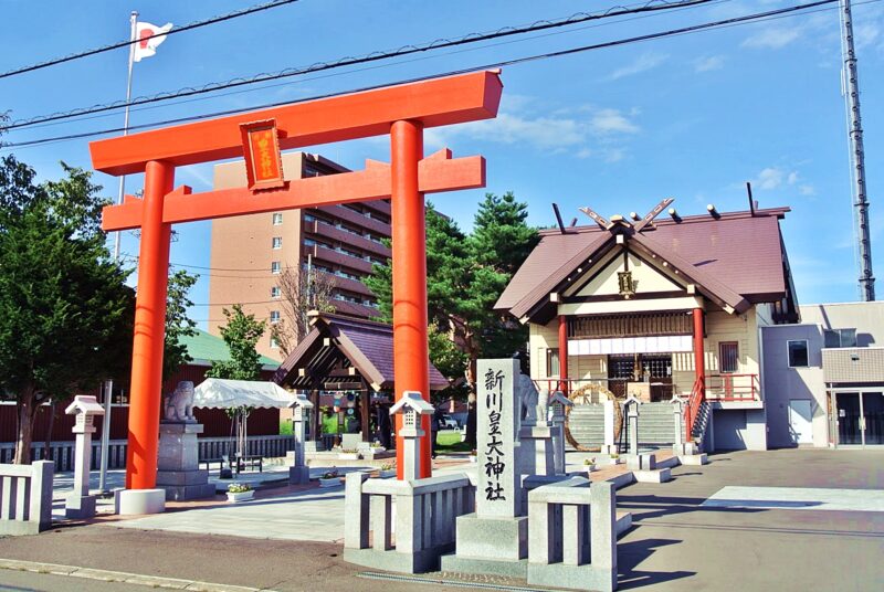 新川皇大神社の鳥居と社殿