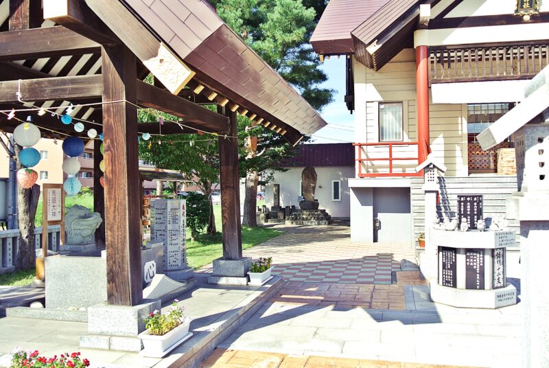 新川皇大神社の境内