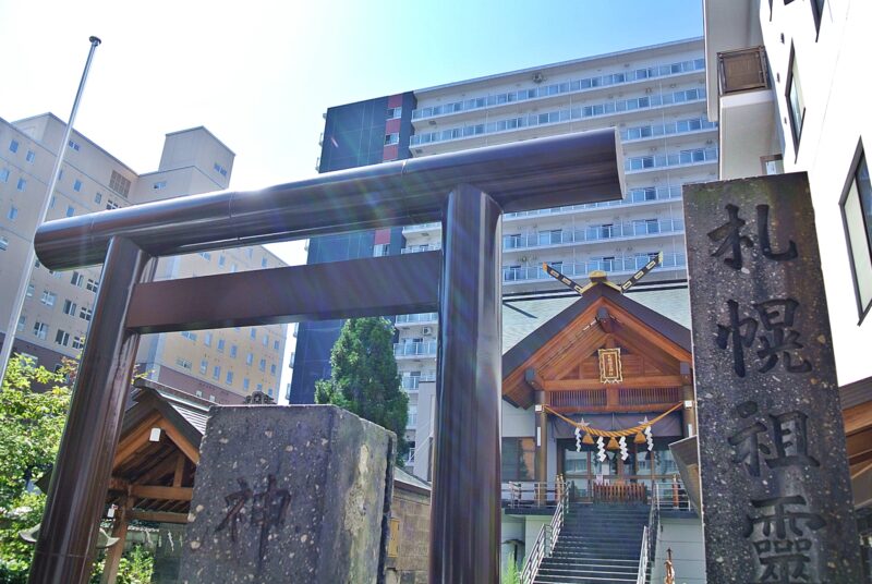 ビルに囲まれた札幌祖霊神社