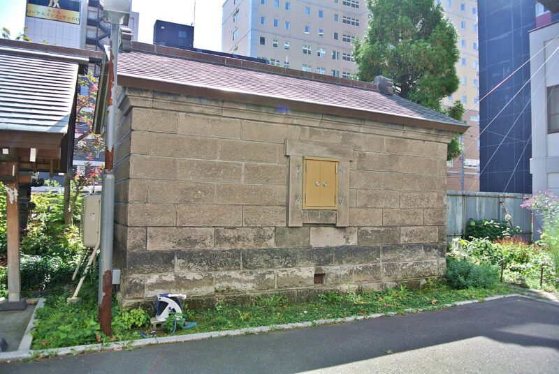 札幌祖霊神社の石造りの倉