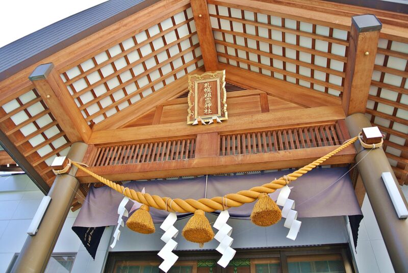 札幌祖霊神社社殿の扁額