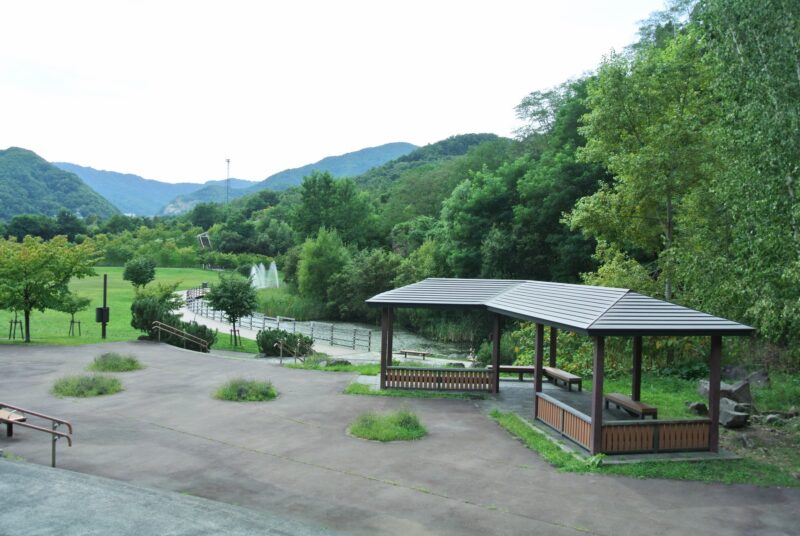 五天山公園の芝生公園と小さな沼