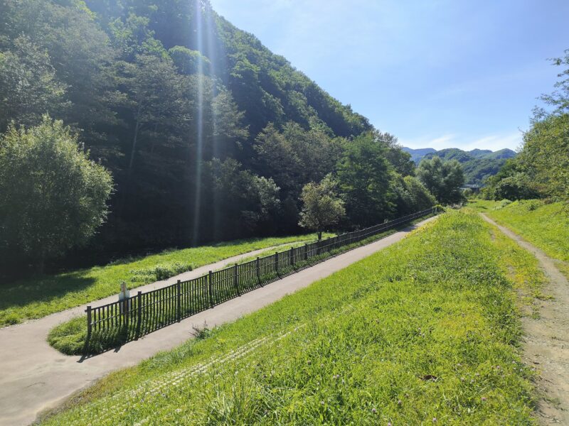 福井緑地から左股川に降りる通路