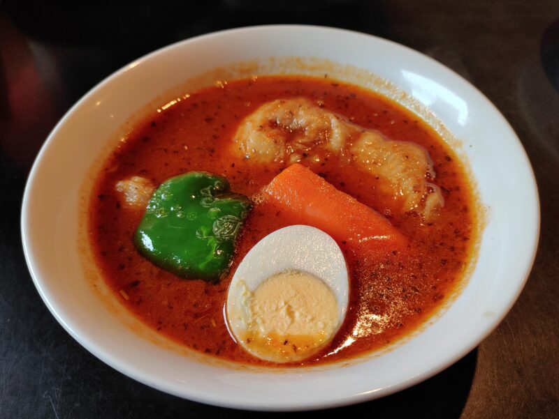 カレー食堂心の骨付きチキンのスープカレー