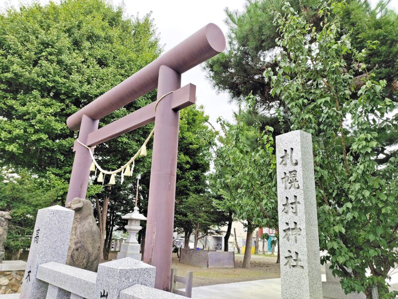 札幌村神社の鳥居と社号碑