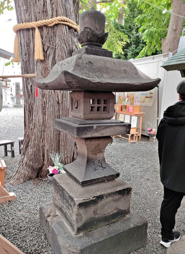 諏訪神社の石灯籠