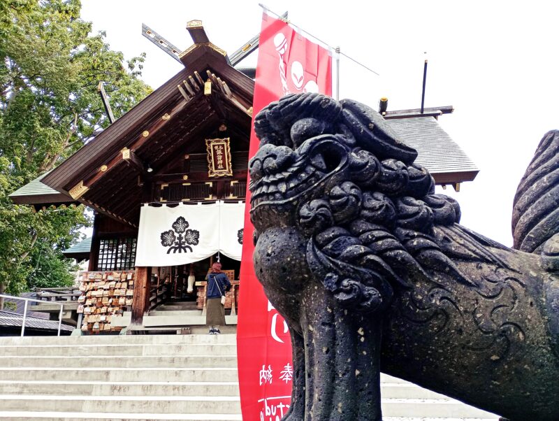 諏訪神社の狛犬と社殿