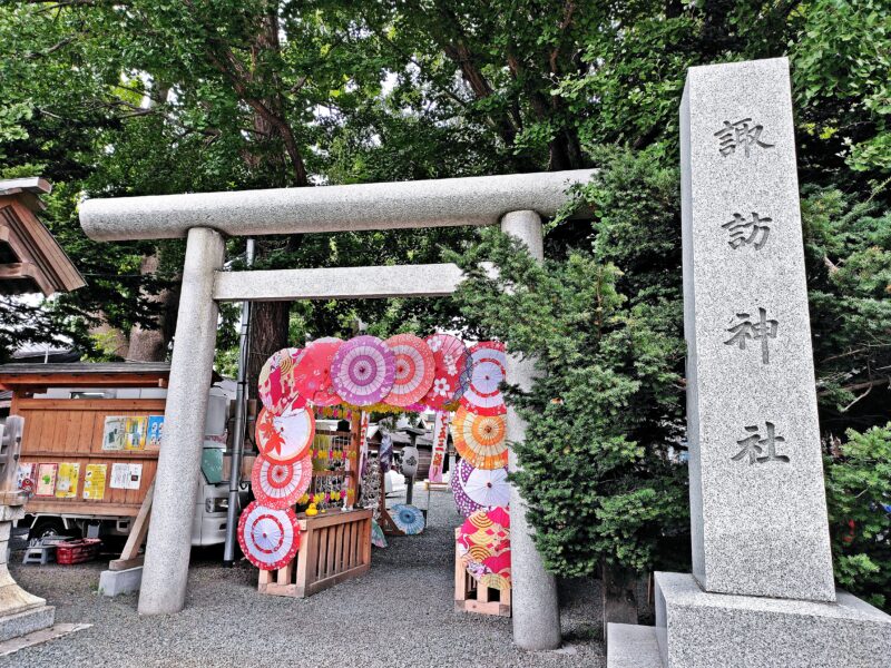 諏訪神社の社号標と鳥居