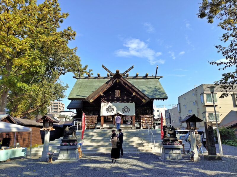 諏訪神社の社殿と境内