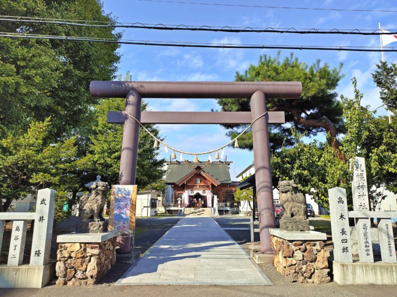 札幌村神社の鳥居と社殿