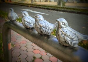 ミニ大通西17丁目付近の雀のオブジェ