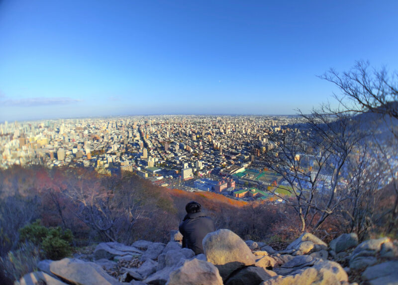 札幌市の円山頂上から広角レンズで地平線を撮影